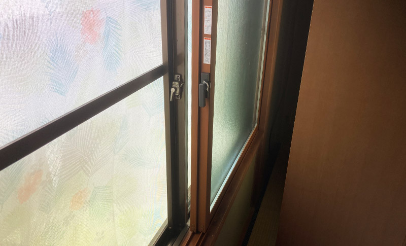 樹脂製の枠で外部からの熱の伝わりを軽減。窓と窓の間の空気層もポイントです。