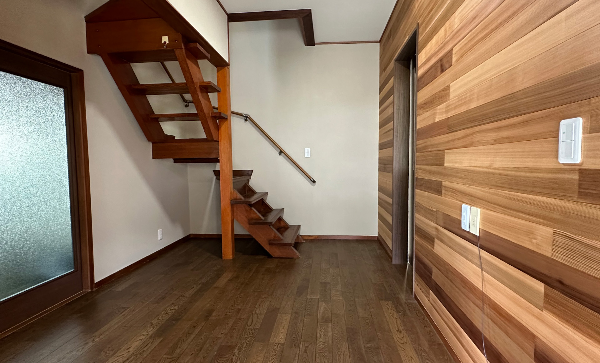 既存階段の木の素材感を活かした玄関ホール　床：ナラ　壁：レッドシダー