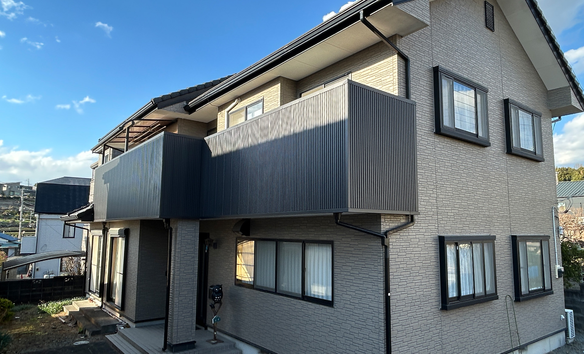 施工後、内部の腐食を補修し、通気性にも配慮したベランダ外壁へ仕上げました